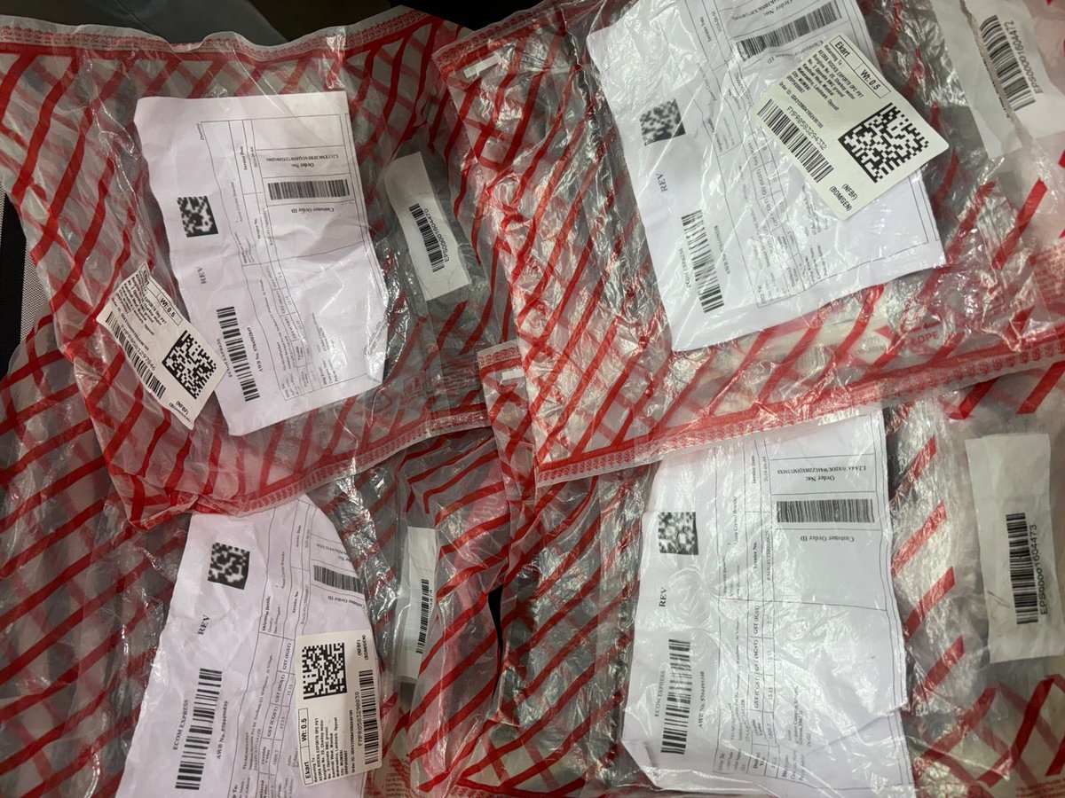 AnkurGems's tweet image. @Flipkart @flipkartsupport * SCAM ALERT * 🚨 
A group of people have been ordering units of 5 bracelets from my company Aeora Rocks India and returning them. The problem is they are swapping all real crystals with plastic beads 1/2 @jagograhakjago @MumbaiPolice #boycotflipkart