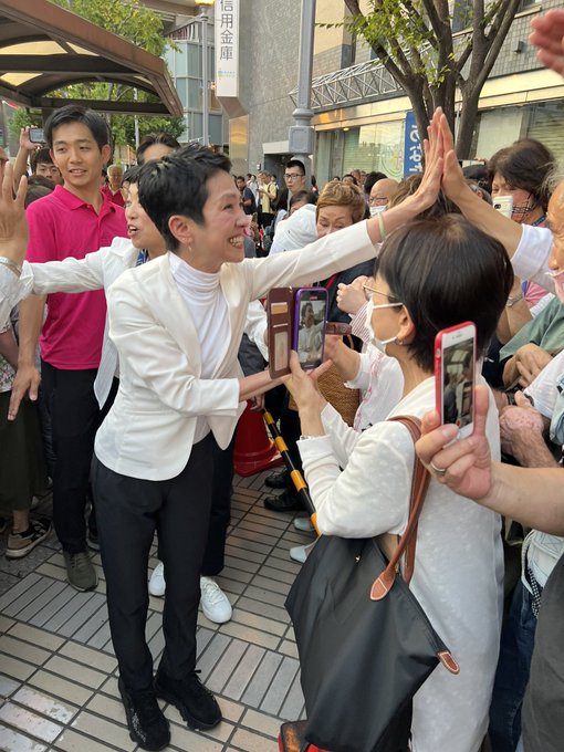 集まってくれた人々とハイタッチする蓮舫。