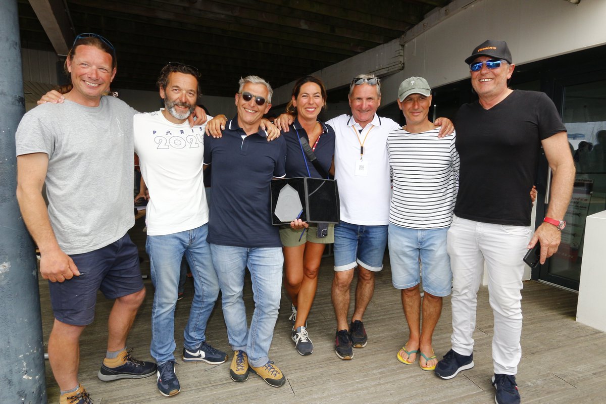 Nous ne pouvions pas vous quitter sans vous présenter nos 3 vainqueurs de cette 25ème édition ! 
Toutes nos félicitations à :
- AS Cession Voile, 
- Cloud Sailing Team 
- Orange Grand Sud-Ouest 
pour leur place sur le podium! 👏👏