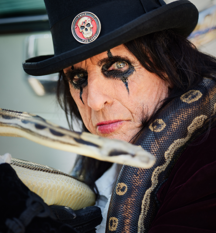 🐍✝️  "Soc cristià i no m'agrada veure creus invertides a l'escenari". El veterà Alice Cooper parla amb @RicardMartn dies abans del seu concert al <a href="/PobleEspanyol/">Poble Espanyol</a> dins l'@alma_festival Serà aquest 28 de juny i presentarà el seu disc més recent, 'Road' (2023) 👉