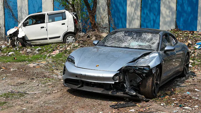 tv9gujarati's tweet photo. Bombay High Court grants bail to the juvenile accused in the Pune car accident case.

(File Image) 

#puneporschecrash #punehitandruncase #puneporschecaraccident #TV9Gujarati https://t.co/DtyrndYp34
