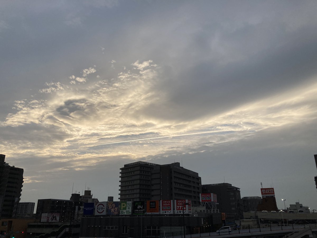 usk31's tweet photo. ながーーーい
ヒコーーーキ雲が見えるぞ✈️ https://t.co/1iJG0XDEPc