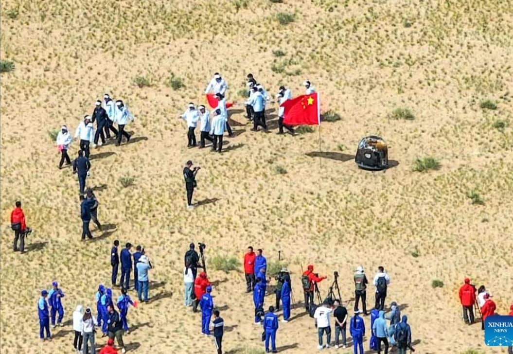 Chang'e-6 de China trae a la Tierra las primeras muestras de la cara oculta de la Luna

La cápsula de regreso de la sonda Chang'e-6 aterriza en Siziwang Banner, en la Región Autónoma de Mongolia Interior, al norte de China, el 25 de junio de 2024. El regreso de la sonda Chang'e-6
