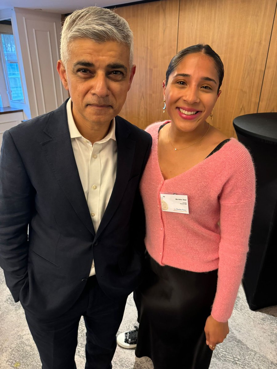 Ramadan Lights founder #AishaDesai proudly attended the 2024 <a href="/TheMuslimNews/">The Muslim News</a> Awards, celebrating pioneering Muslim leaders. 

Aisha took a moment to chat with the <a href="/MayorofLondon/">Mayor of London, Sadiq Khan</a> Sadiq Khan, about future plans for #RamadanLightsUK.