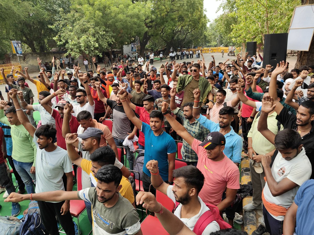 ColRohitChaudry's tweet photo. NDA के घटक दलों को अग्निवीर पर चेतवानी, अपना रुख स्पष्ट करें !

आज पूर्व सैनिक विभाग, AICC का जंतर - मंतर, दिल्ली पर धरना प्रदर्शन !

अग्निवीर योजना व इससे पीड़ित 1.5 लाख़ युवाओं की भर्ती प्रक्रिया को पूरा करवाने के लिए जंतर मंतर, दिल्ली पर हल्ला बोल !

हमारी मांगे —

◾अग्निपथ स्कीम पूर्णतः करो, रिव्यू बिलकुल नहीं।
◾सेना में 2019 से 2022 तक की पेंडिंग भर्तियों को पूरा करो।

NDA के घटक दल अपना पक्ष साफ़ करें —

▶️अग्निवीर ख़त्म करना चाहते हैं तो मोदी सरकार का साथ छोड़ना होगा !

▶️मोदी सरकार में रहना है तो अग्निवीर ख़त्म करवाने के नाम पर वोटरों से धोखा/ छलावा क्यूँ किया !