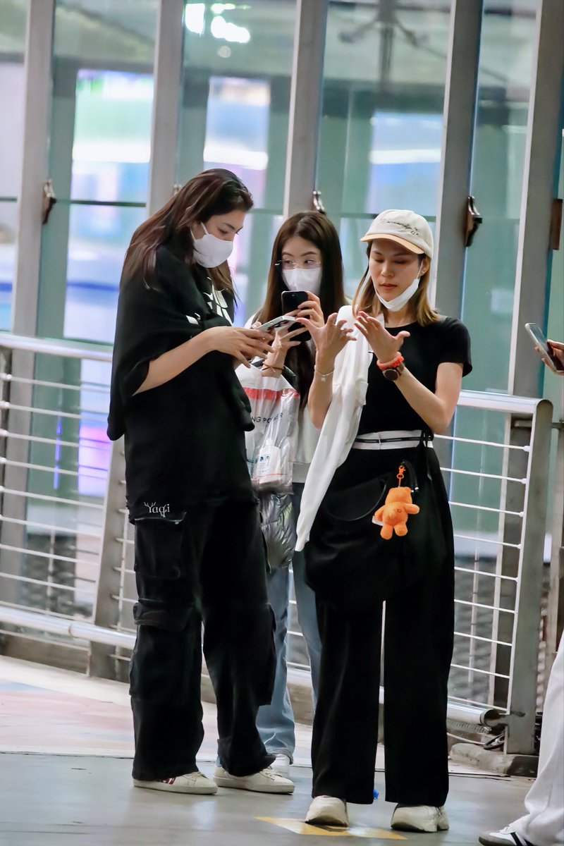 Marrie_Vi's tweet image. #Faye: oh eto ang ambagan pang taxi hah!? Isang libo bawat isa.
#Yoko: tignan mo mabuti binigay ko  baka nadoble..
#Pwan: teka, sa 10 mins na byahe, sakin gasolina,tapos pang isnak nyo pa na 500 minus yung pang sanmig kagabi,mga sampo nlng babayaran ko 🤭😋.
#Marissa: 😵‍💫🥴
Ccto📸