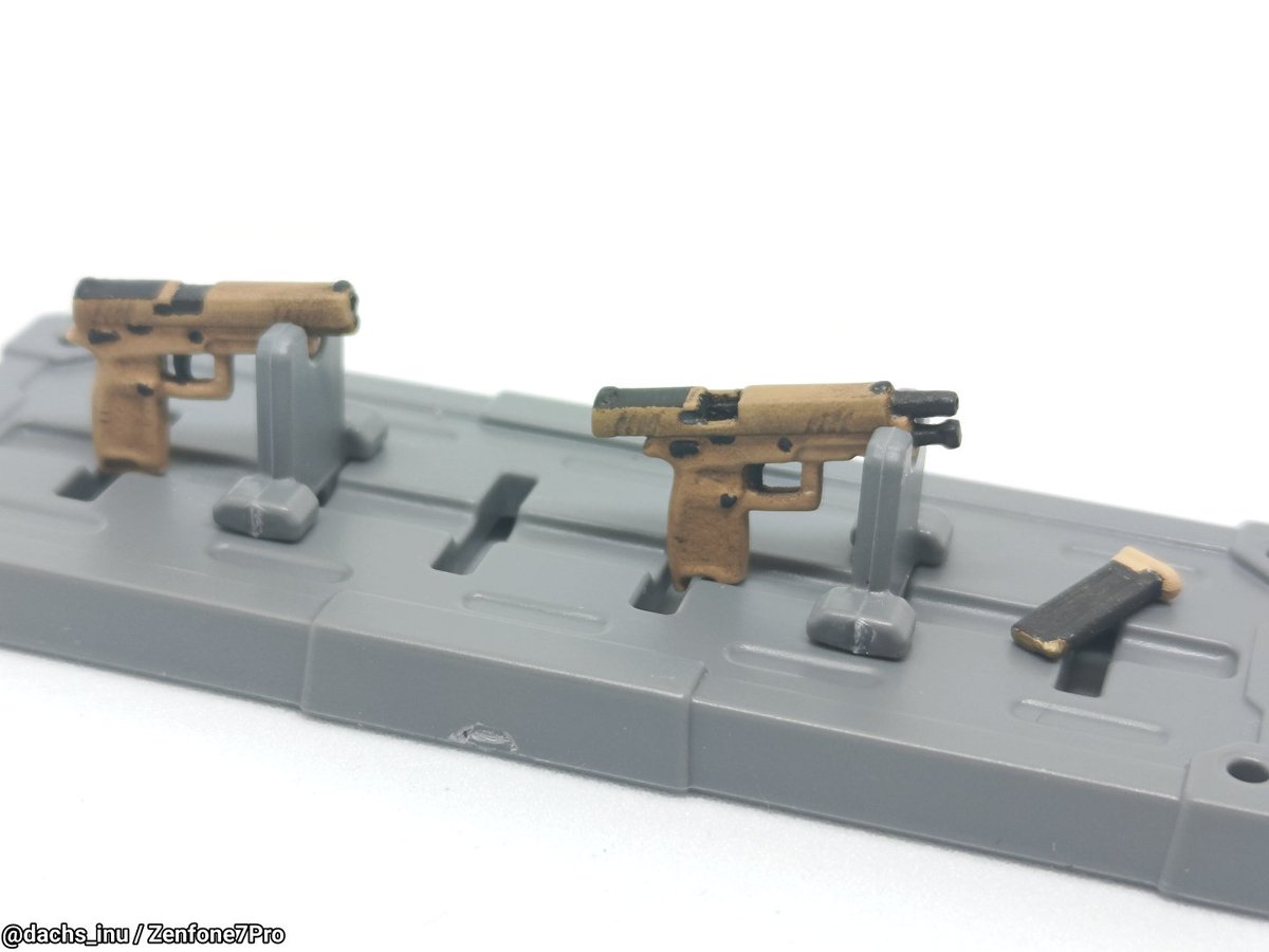 dachs_inu's tweet photo. 山田化学のミニチュアハンドガン、SIG SAUER M17。トップコートも吹いて完了。
figumaで、UMP9が弾切れになってサイドアームのM17を使用中マグチェンジ、といった感じで。
#山田化学
#ミニチュアハンドガン
#M17
#figuma
#ドルフロ https://t.co/ZCE2NxrM6C