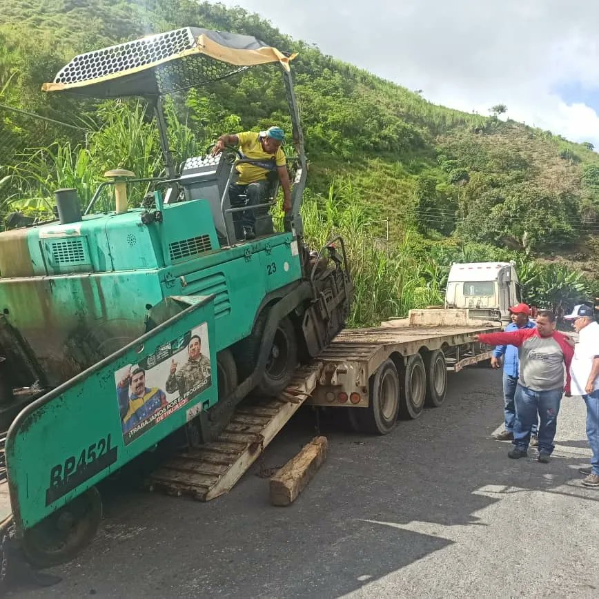 Este #lunes, cumpliendo directrices del Pdte. <a href="/nicolasmaduro/">Nicolás Maduro</a>, realizamos el traslado de maquinaria tipo finisher, vibro compactador y minishower para desarrollar trabajos de asfaltado en la Troncal 007, desde Batatal a Campo Elías. 

¡Avanzamos a paso firme con #LoQueDigaNico!