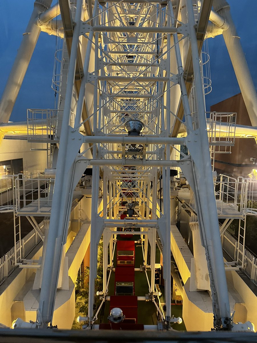 センター北のに来るとつい乗ってしまうモザイクモールの観覧車。