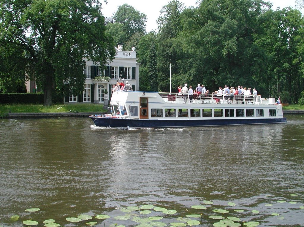 Vanmiddag stappen er 60 bestuurders aan boord voor een vaartocht langs de #OudeHollandseWaterlinie naar icoon Fort Wierickerschans. Wij vertellen graag het verhaal. #VNG  <a href="/VNGemeenten/">VNG</a> #VNGcongres <a href="/wierickerschans/">Fort Wierickerschans</a>