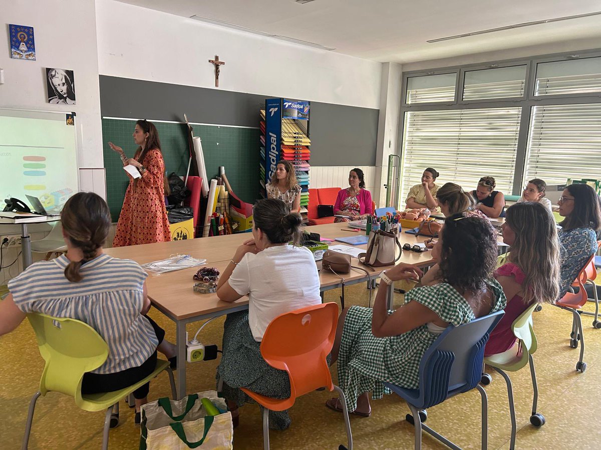 Las profes de #infantil se  forman para empezar en septiembre nuevos proyectos. Es el momento de seguir trabajando, de reflexionar sobre el curso, formarse y generar nuevas ideas y proyectos. 💡🤩💫
#seguimostrabajando #formacioncontinua