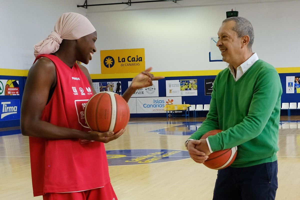 cbislascanarias's tweet image. MUBIC’8 - Dos cracks. A la izquierda, Sika Koné (@sikakone23), jugadora en expansión mundial, y a la derecha, uno de los mejores árbitros de siempre, Juan Carlos Arteaga. 
Es la imagen número 2.753 del catálogo del Museo del Baloncesto de las Islas Canarias.