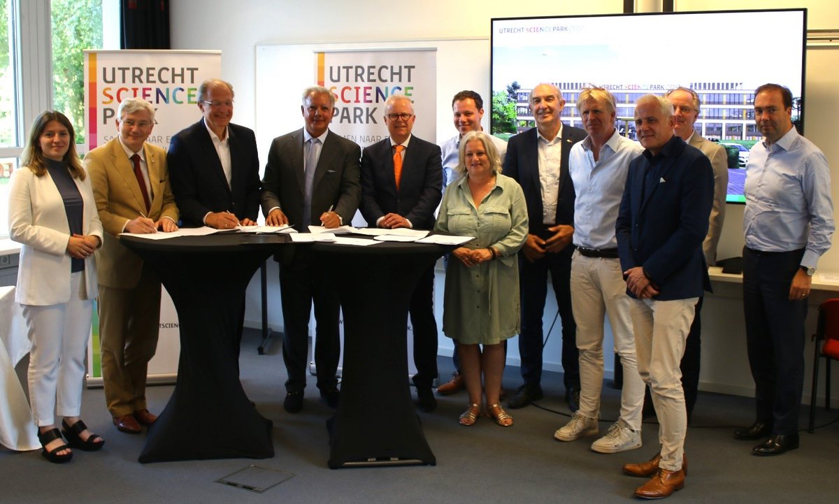 Utrecht Science Park breidt uit met satellietlocatie Utrecht Science Park Zeist. Gisterenavond hebben de betrokken partijen deze belangrijke stap geformaliseerd en werden het convenant en de samenwerkingsovereenkomst getekend. Lees meer: tinyurl.com/3f6azs62