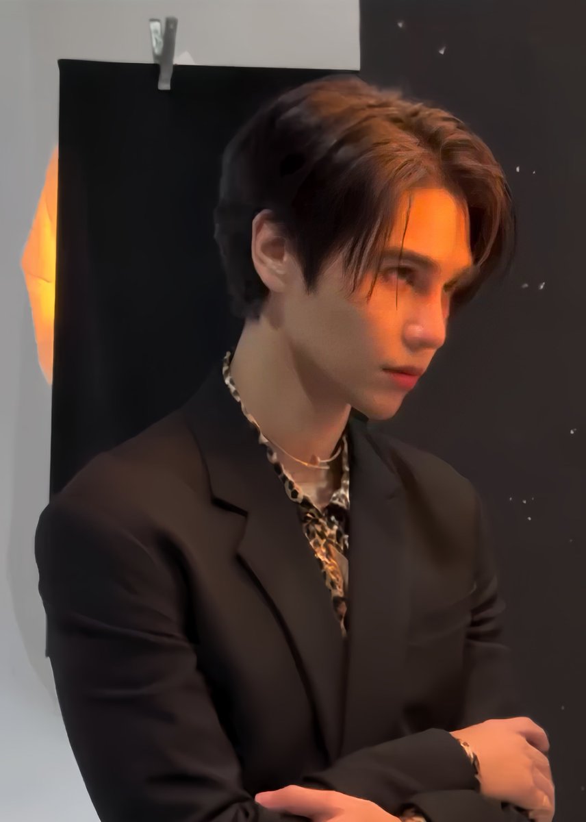 ppsaturr's tweet photo. ฮีเป็นคนที่รู้สรีระตัวเองดีมาก แบบเป็นคนที่รู้จักร่างกายตัวเองอ่ะรู้ว่าจะโพสท่าแบบไหนทำหน้าทำตาแบบไหนถึงดูดี ดูcharming แล้วคือฮีทำสำเร็จด้วยไง แฟ��คลับแบบเราๆคือตายเรียบครับผม😭😭 https://t.co/gzCM6HjKzX