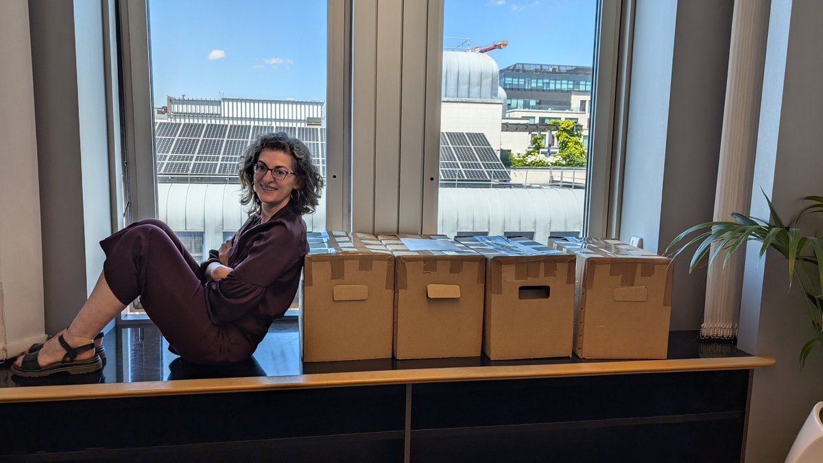 Último día en la oficina de Bruselas. Cerrando una etapa con un equipo extraordinario. Gracias por el privilegio de haber servido a los ciudadanos. En Logroño ya voy ordenando papeles de varias décadas, poco a poco. Reflexionando. Con ganas de escribir. Un abrazo y un beso.