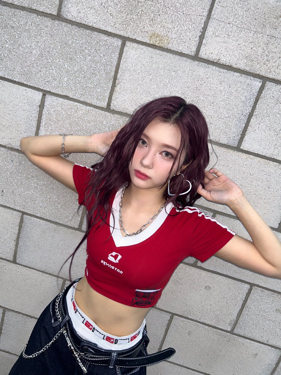 official_kep1er's tweet photo. Easy peasy 🤦‍♀️❤️

#김다연 #DAYEON
#Kep1er #케플러 https://t.co/XYVAG6YylK
