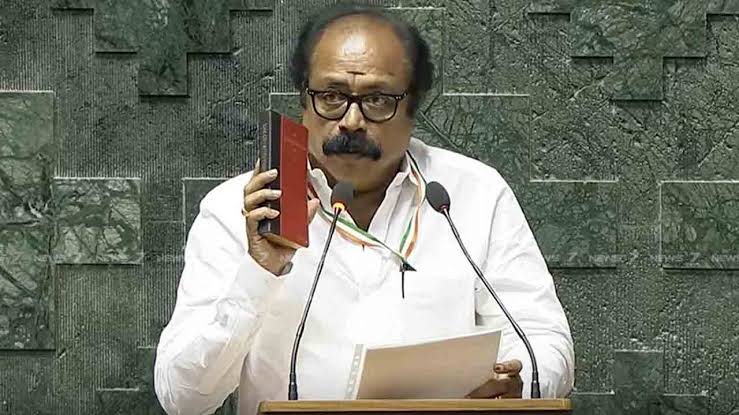 SaalanPaari's tweet image. கிருஷ்ணகிரி நாடாளுமன்ற உறுப்பினர் கோபிநாத் தெலுங்கில் உறுதிமொழி! 
கிருஷ்ணகிரியில் இருக்கும் தமிழர்களே சிந்திக்கவும்...
இது தமிழர்களையும் தமிழக அரசின் இரு மொழிக் கொள்கையையும் அவமதிக்கும் செயலாகும்!