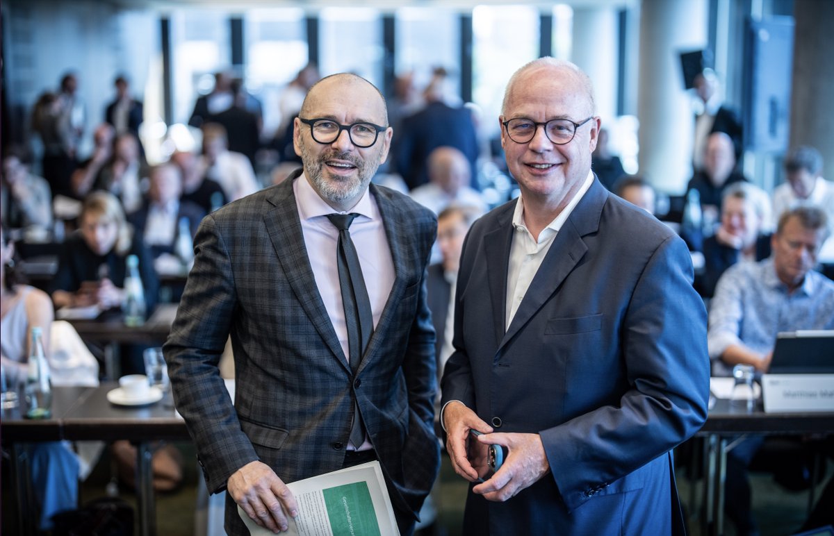75. <a href="/dpa/">dpa</a>-Gesellschaftsversammlung: CEO @PeterKropsch und Chefredakteur <a href="/SvenGoesmann/">Sven Gösmann</a> präsentieren positive Zahlen 2023:
Konzernumsatz steigt auf 165,9 Mio €, Umsatz der Kerngesellschaft dpa GmbH wächst auf 104,3 Mio € (Jahresüberschuss 1,4 Mio €)
Mehr: presseportal.de/pm/8218/5809245