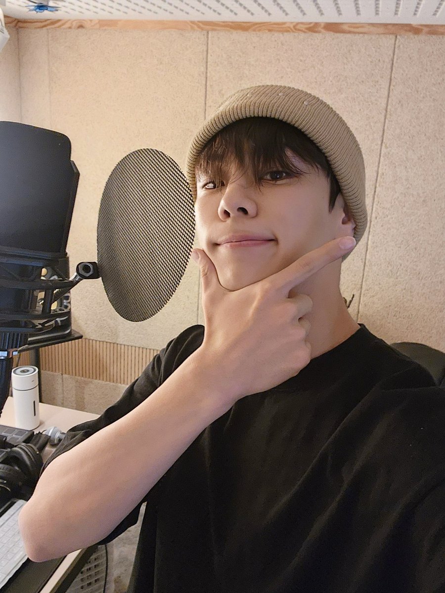 Official_Seobin's tweet photo. 떱인이는 오늘도 주니퍼 바라기💛 
무슨 노래 듣고싶어? 🎵

#윤서빈 #YoonSeobin https://t.co/23GyvECQUD