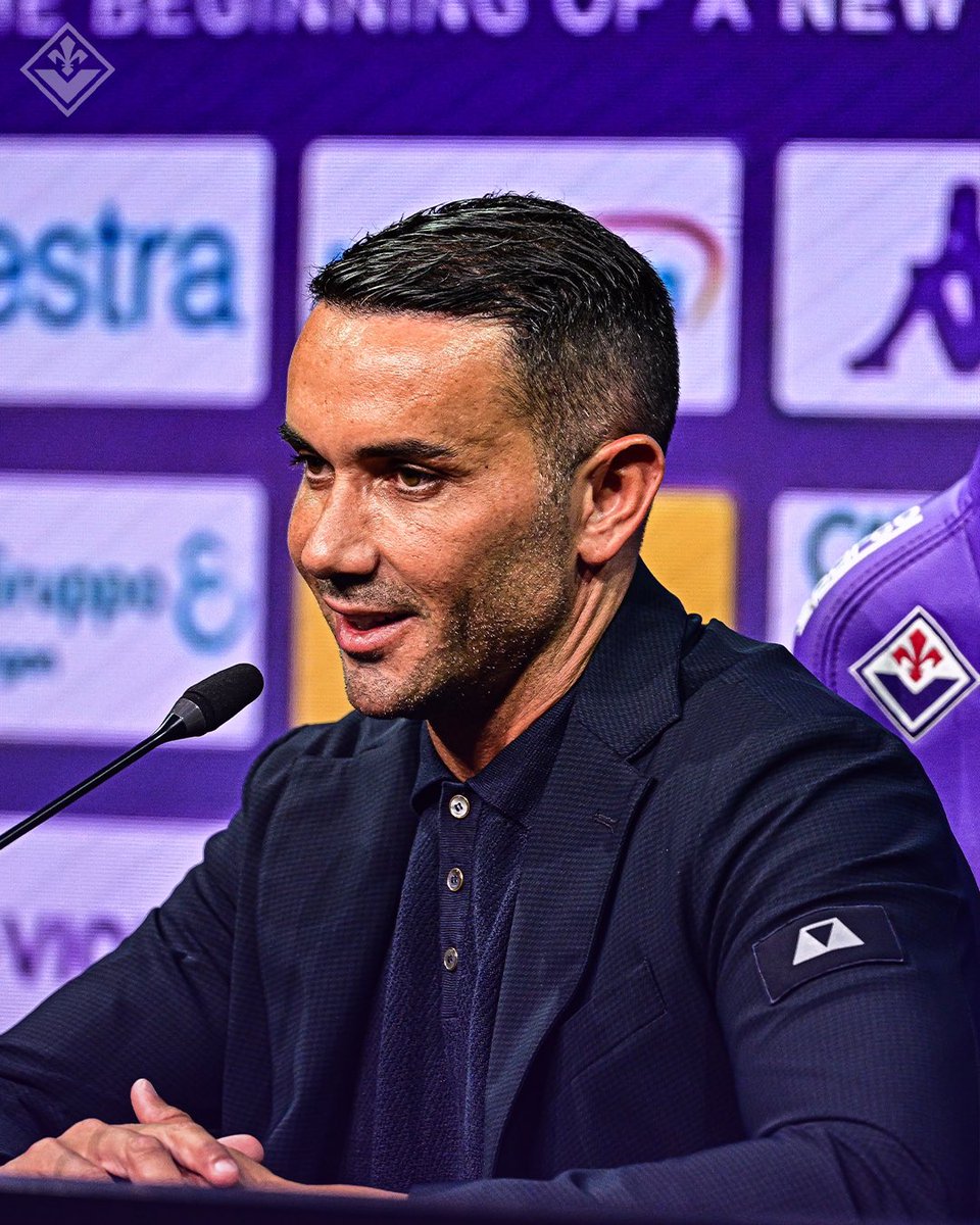 acffiorentina's tweet photo. 📸 Presentazione ufficiale di Mister Raffaele Palladino 💜⚜️

#forzaviola #fiorentina https://t.co/d43UqYzLNm