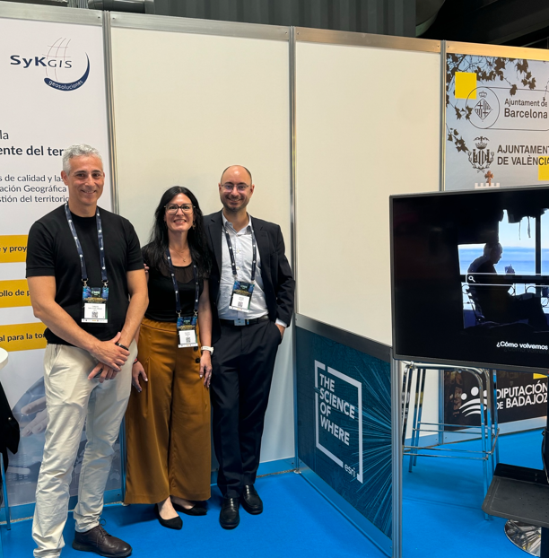 SyKGis's tweet photo. Exponemos junto a Esri nuestros casos de éxito para las #AAPP  en el congreso #CNIS

“Empoderando el Futuro: Administraciones más Digitales,  Inteligentes, Colaborativas y Proactivas”,  25-26 de junio #madrid 
https://t.co/oz6ILw24C2

#GIS #BIM #AAPP #GEOPORTAL https://t.co/WYPY5Md5qW