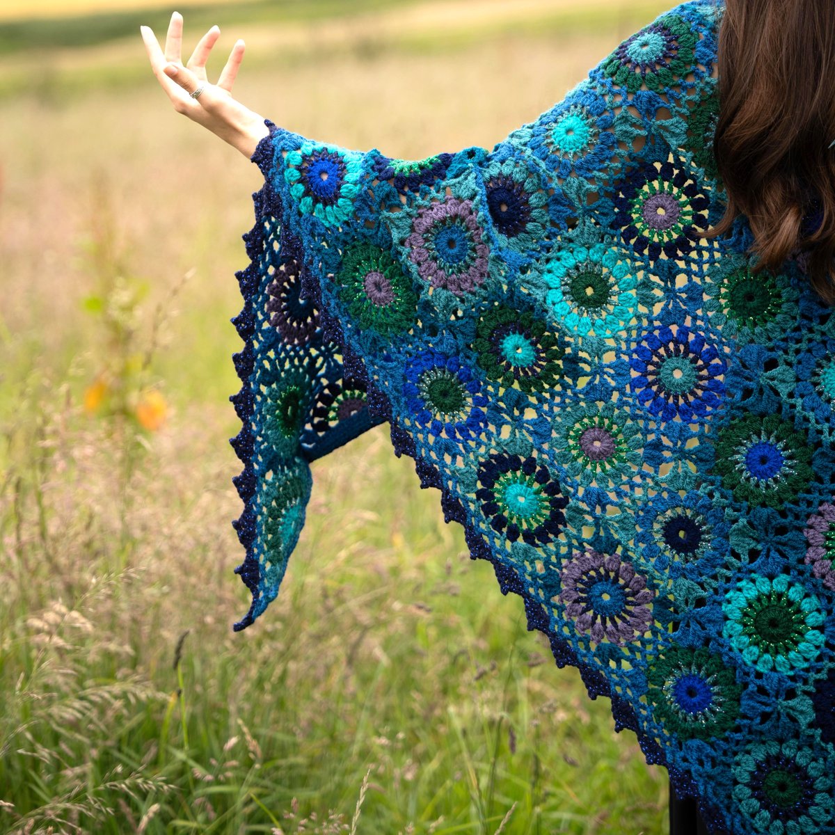 MagpieMoonlight's tweet photo. I never tire of creating with tealy/ peacock colours🦚 ... especially when there's a sprinkling of midsummer sparkles! ✨
https://t.co/pQaAuGm1H2
#peacockblue #peacockcolours #midsummermagic https://t.co/Sa2ERFptEc