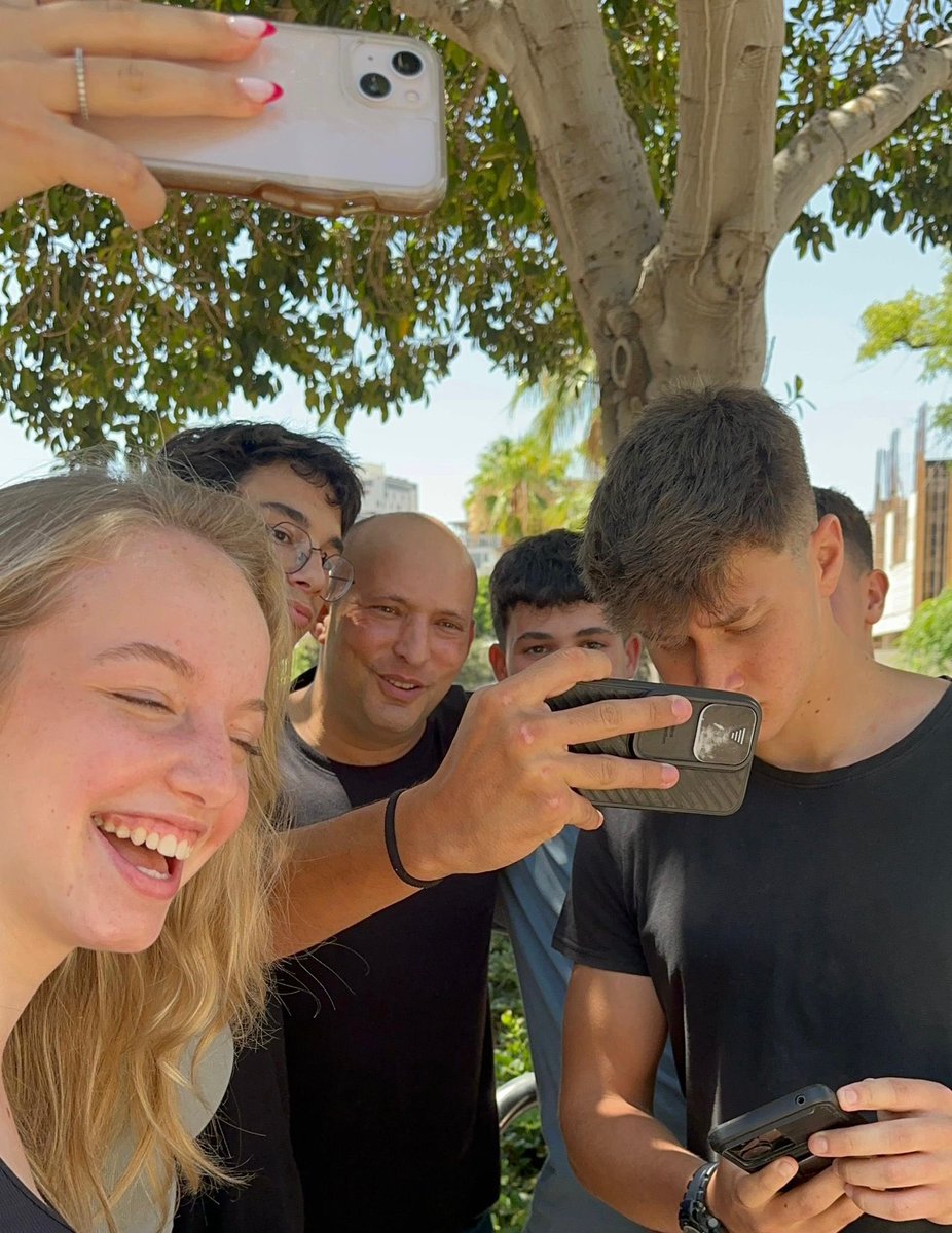 naftalibennett's tweet image. ״ללכת לסייבר או לקרבי?״

שוחחתי עכשיו עם 500 תיכוניסטים על סייבר, יזמות אבל בעיקר על עוצמת הדור הצעיר בישראל, ״דור האריות״.

בעוד צעירים רבים בעולם עוסקים בהיעלבויות-יתר (micro aggressions), ובקשקושי woke מנותקים והזויים, ה7/10 חשף שכאן גדל דור חזק מאד, עם חוסן אדיר. 

אלפים…