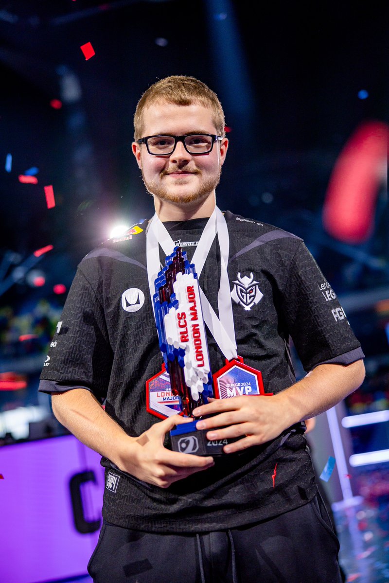 LiquipediaRL's tweet image. Landon took over Landon! 👑

- First RLCS LAN win! 🏅
- First RLCS LAN MVP win! 🏅

📸 @RLEsports // @KonkolMichal 
@BeastModeLK #RLCS