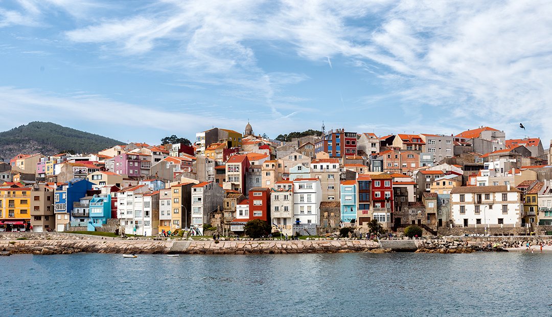 Hoy celebramos el #DíaDeGalicia.

"Adiós ríos, adiós fontes, adiós, regatos pequenos," resuena en el corazón de los gallegos que hicieron de 🇦🇷su nuevo hogar. 

Muchas felicidades a toda nuestra comunidad, que emigró y entrelazó las raíces de España y Argentina.