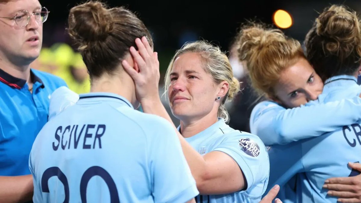 Vitu_E's tweet photo. An interview with Nat Sciver-Brunt about Pride and my favourite cricket photo 

⏯️https://t.co/5iBaBpjoHb https://t.co/K0oeQnVFng