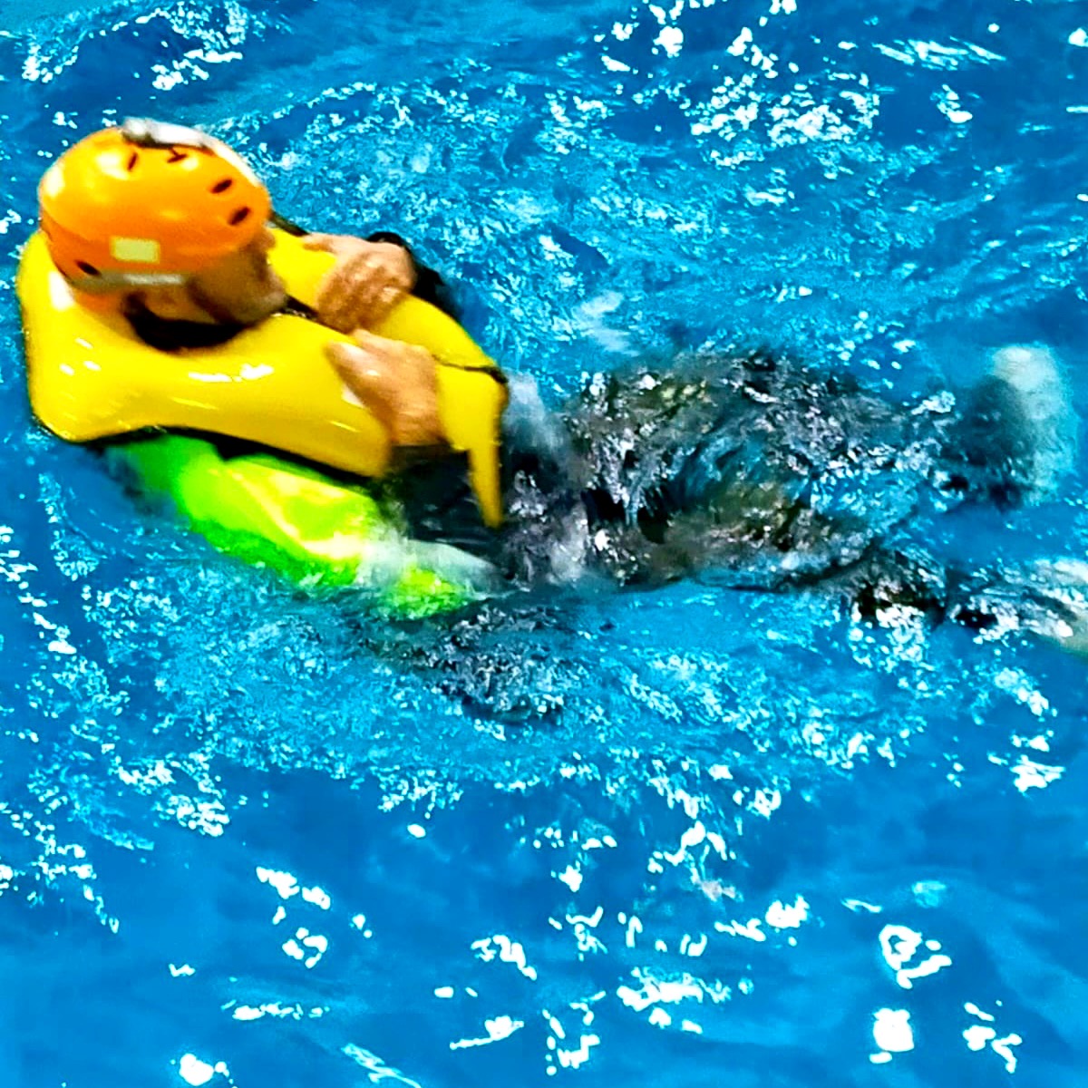 Practicas acuáticas en el módulo de supervivencia en la mar para el personal que trabaja en el sector eólico y realiza el curso BST.
Este curso es de obligada realización para los trabajadores.

Whatsapp: 683 43 50 21
Email: sst@sstintegral.com

#gwo #bst #basicsafetytraining