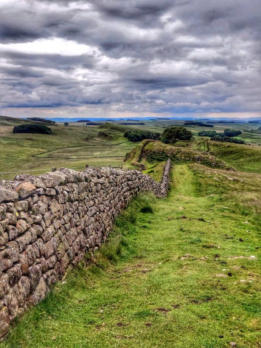 Une section bien conservée du mur d'Hadrien. Cette fortification de pierre et de terre fut construite entre 122 et 127 apr. J.-C. par l’empereur Hadrien sur toute la largeur du nord de l'actuelle Angleterre 

Via <a href="/HWpath/">HADRIAN'S WALL PATH</a> 🙏👏
