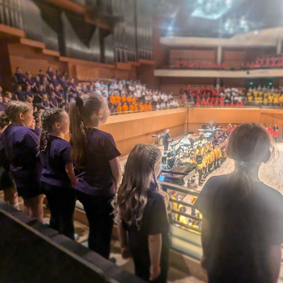SKMusicService's tweet photo. JUNIOR VOICES! 

Would your child like to perform at The Bridgewater Hall next year along with many other exciting events?!

Bring them along to our Junior Voices group! 

They rehearse every Tuesday during term time, 4:45-6:00! Open to all children year 3 - year 6.

@GMMusicHub https://t.co/OEZnaEzsjS