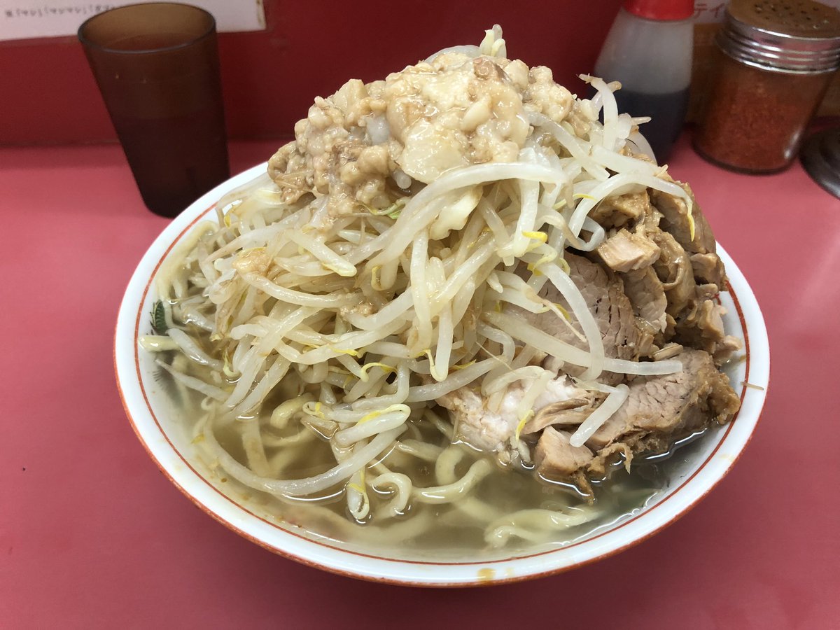 wan200666's tweet photo. ラーメン二郎 小岩店
大ラーメン豚マシﾔｻｲｱﾌﾞﾗｶﾗﾒ
大粒で甘みのあるﾏｼｱﾌﾟﾗ やや細めながらモチ感高めの麺が美味しくもっと麺が食べたい欲が高まる
ブタは柔らかく食べ応えもあり美味だが冷たい＆スープも心無しかぬるいのが少し残念 味はとても好みで美味しく頂きました https://t.co/7nASFWOdEj
