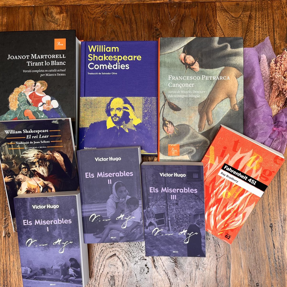 OnaLlibres's tweet photo. Ganes de @grecfestivalbcn? No et perdis els muntatges basats en peces de William Shakespeare, Ray Bradbury, Francesco Petrarca, John Maxwell Coetzee, Anthony Burgess, Wajdi Mouawad, Joanot Martorell i Victor Hugo. 

🎭📚🌊 Tenim els llibres! 
https://t.co/CHUSxfLZoa https://t.co/AUtDlySbdp