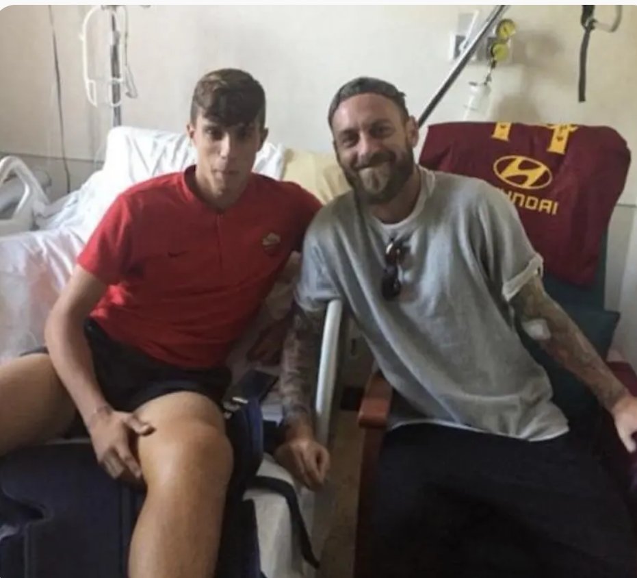 angelomangiante's tweet photo. Appunti di viaggio ✍️ 🇩🇪

"Miracolo" è il termine usato da tutti per il gol di Zaccagni e l'assist di Calafiori . Ma il vero miracolo è un altro. 
Il vero miracolo è stato rivedere #Calafiori in campo dopo il bruttissimo infortunio con la Primavera Roma nella gara di Youth League contro il Viktoria Plzen subendo un fallo durissimo: rottura di tutti i legamenti e dei menischi del ginocchio sinistro. Era il 2 ottobre del 2018. Carriera sembrava finita, a 18 anni. Il rischio c'era, altissimo. L'inferno. 
Daniele De Rossi non lo lasciò mai solo in quei giorni. Sempre accanto a  quel letto della clinica di Villa Stuart. Gli diede forza, coraggio nel momento più drammatico. Era l'idolo e il fratello più grande. Una  delicatissima operazione negli Usa salvò la sua carriera. Un anno di stop. Una lunga riabilitazione. Una durissima risalita. 
Tante porte chiuse e tanto carattere. Fino all'azzurro e al primo europeo. Fino a ieri sera: al 100% dei duelli aerei vinti e un assist da cineteca. Il miracolo è stato non mollare mai quando sembrava dovesse smettere. Quello che è accaduto ieri è stato riprendersi tutto con gli interessi. Sei forte Cala. Fortissimo ❤️ 
Angelo Mangiante