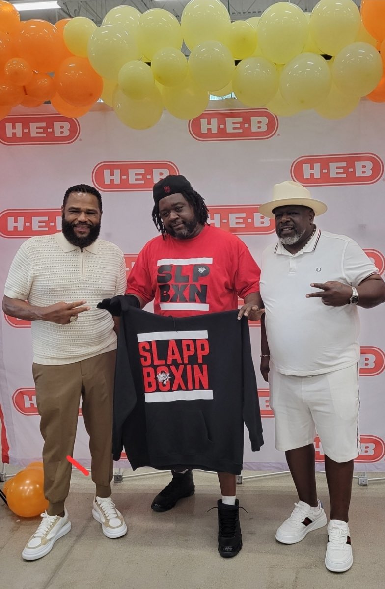 SlappzTV's tweet photo. Our very own SLAPP Boxin’ Greatness caught up with the big homies Anthony Anderson and Cedric the Entertainer at HEB in H-Town! @anthonyanderson @CedEntertainer https://t.co/UgqIdJHP8y