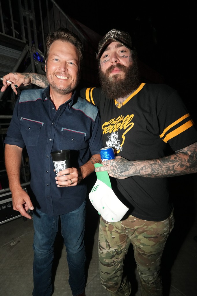 Country Icon Blake Shelton jumps on Post Malone's brand new single "Pour Me A Drink", taken from Post Malone's forthcoming album
F-1 Trillion.