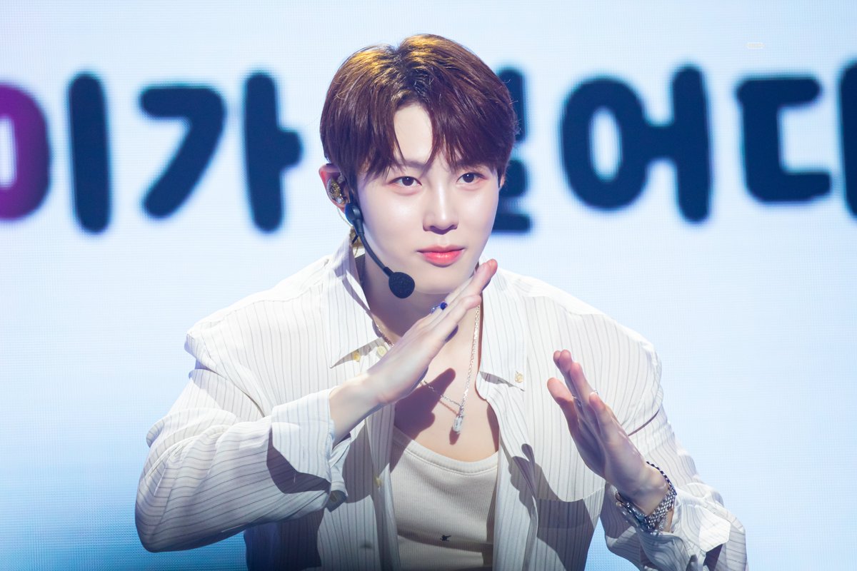 240623 🧊🐈‍⬛
꽁꽁 얼어붙은 한강 위로 고양이, 고양이귀, 꽃 등등이 걸어다닙니다🐈‍⬛

#하성운 #성운