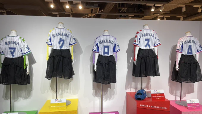 ワルキューレちゃんの衣装展、後半の衣装追加とみのりんごさんのメッセージ見たくてまた行ってきた! このパネルのお写真がほんと好きすぎて泣いちゃう 19時以降はアンコールアルバムの音量が大きいから無限にいたくなってしまった… #ワルキューレ衣装展