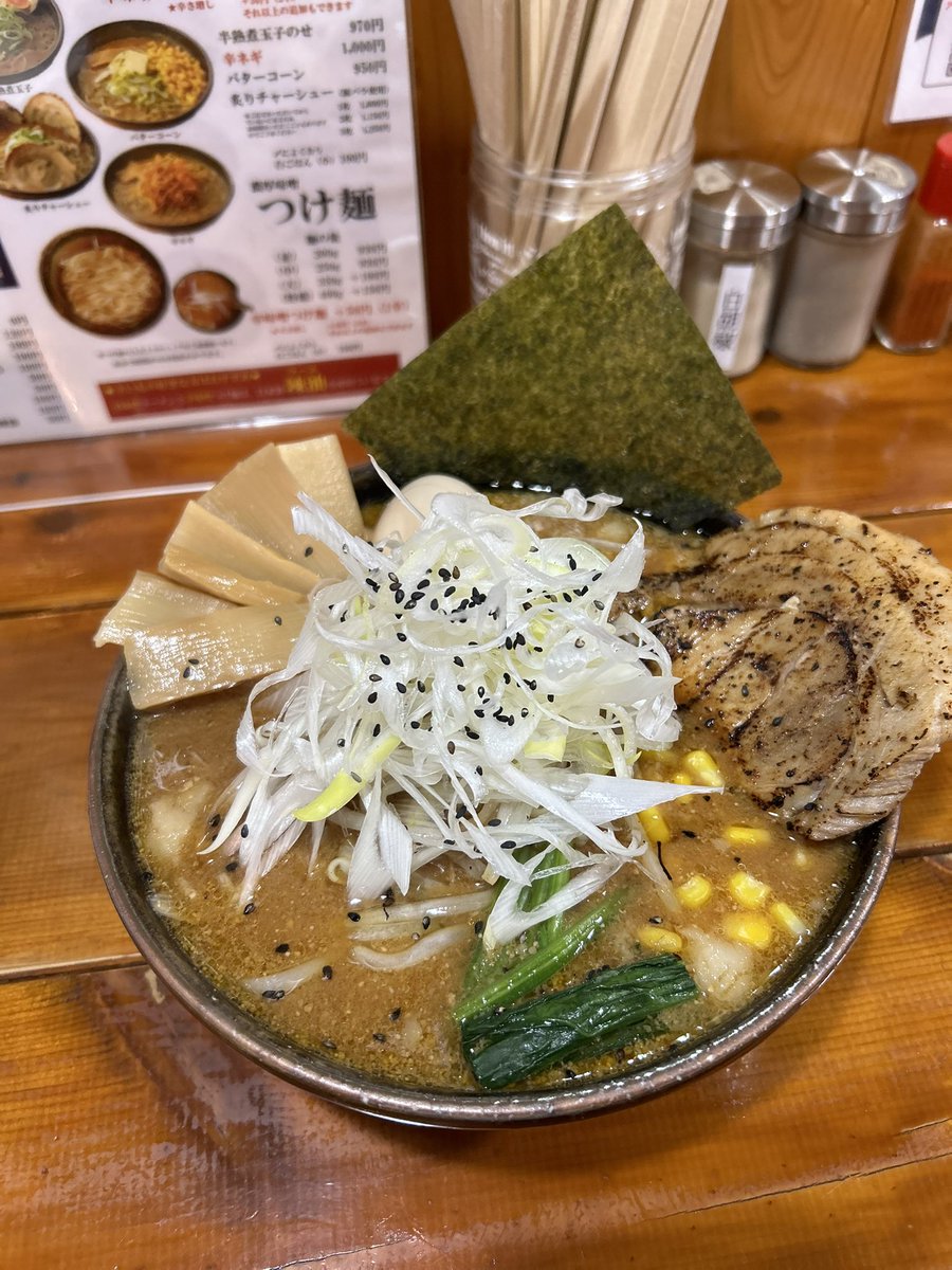 evo3ken's tweet photo. らぁめん獅子虎さん🎉
初訪問🎉

スペシャル極濃味噌ラーメン✨
小ライス🎊

濃厚なスープにぶ厚い
チャーシュー💯
麺はちぢれ細麺🍜
これがスープめちゃ絡んで
最高👍失礼ですが
意外でビックリ‼️
スープの量が半端無く多く
替え玉される方も多いとか😊
私はライスでかんまく💯㊗️

PR
#らぁめん獅子虎 https://t.co/Wftfz8TOVF