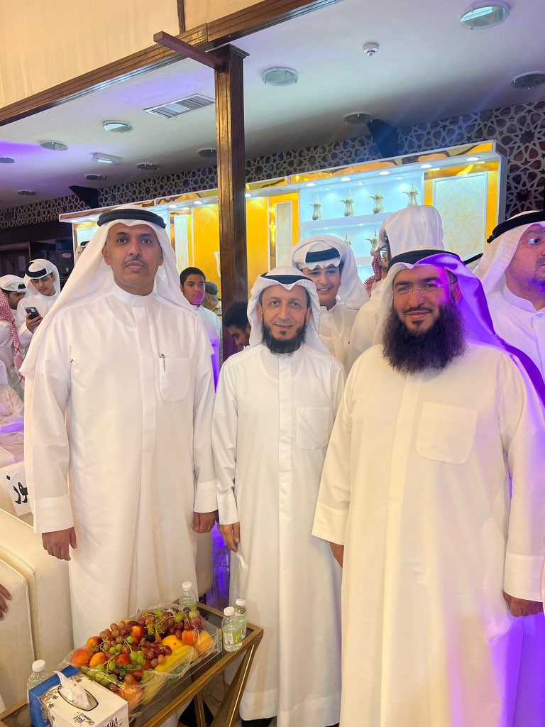 • سعدت وتشرفت بحضور حفل كوكبة من أبنائنا الخريجين في المعهد الديني 
- ثانوية عبدالرحمن السميط في قرطبة 
- ثانوية  الصباحية 
• بمشاركة وحضور فضيلة الشيخ عثمان الخميس وزملائي النائبين السابقين حمد العبيد و فهد المسعود ومدراء المعاهد الدينية وجمع من المشائخ الأفاضل  في قاعة المسجد
