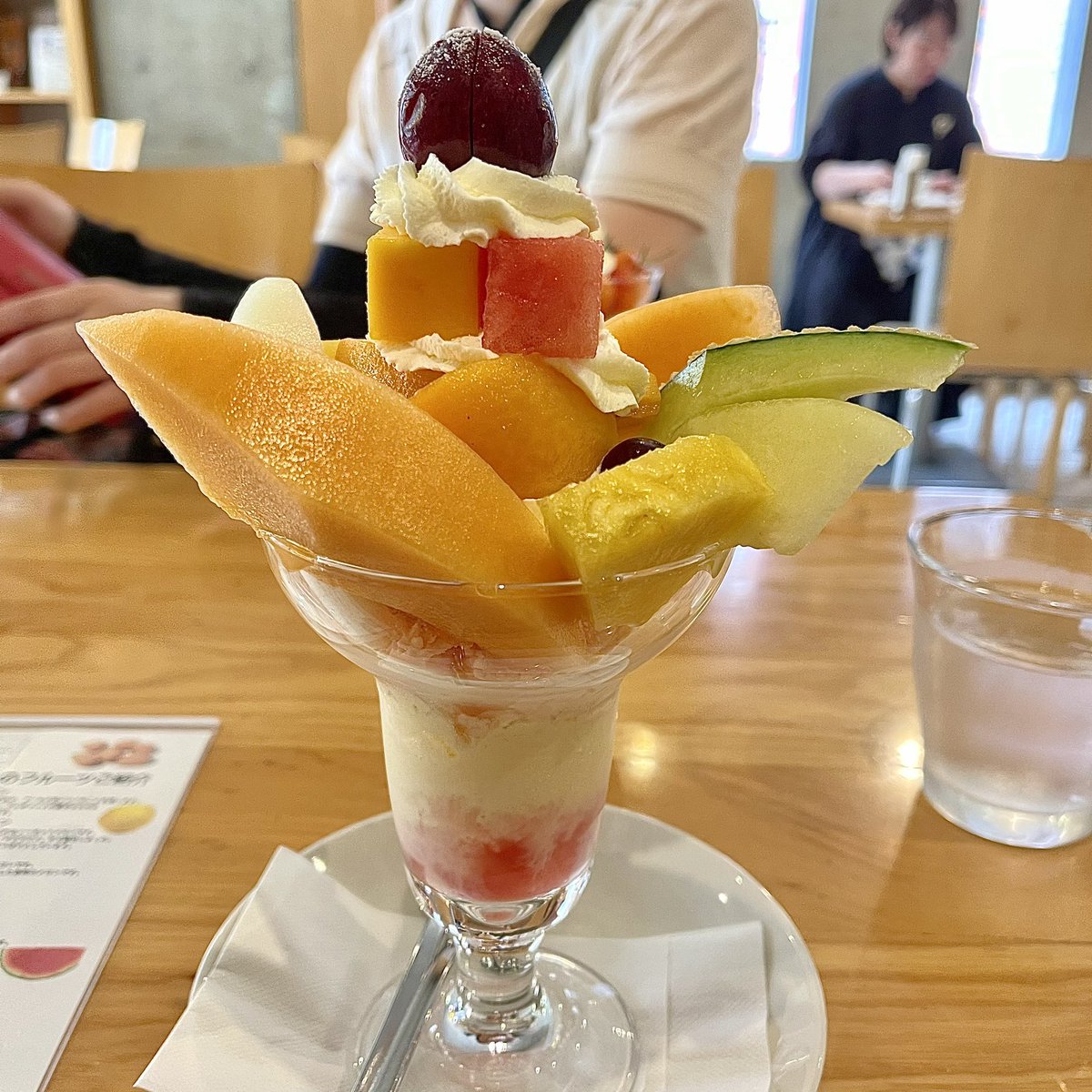 pchie's tweet image. 浅草の『フルーツパーラーゴトウ』さんへ行って来ました♪3月から発売されているクッキー缶（画家の樋上公実子さまのイラスト缶）を買いに〜♡パフェは『9種の果実の初夏色のパフェ』を頂きまシター☆スイカのアイスも入っててゴージャスのデリシャスで大満足デス！