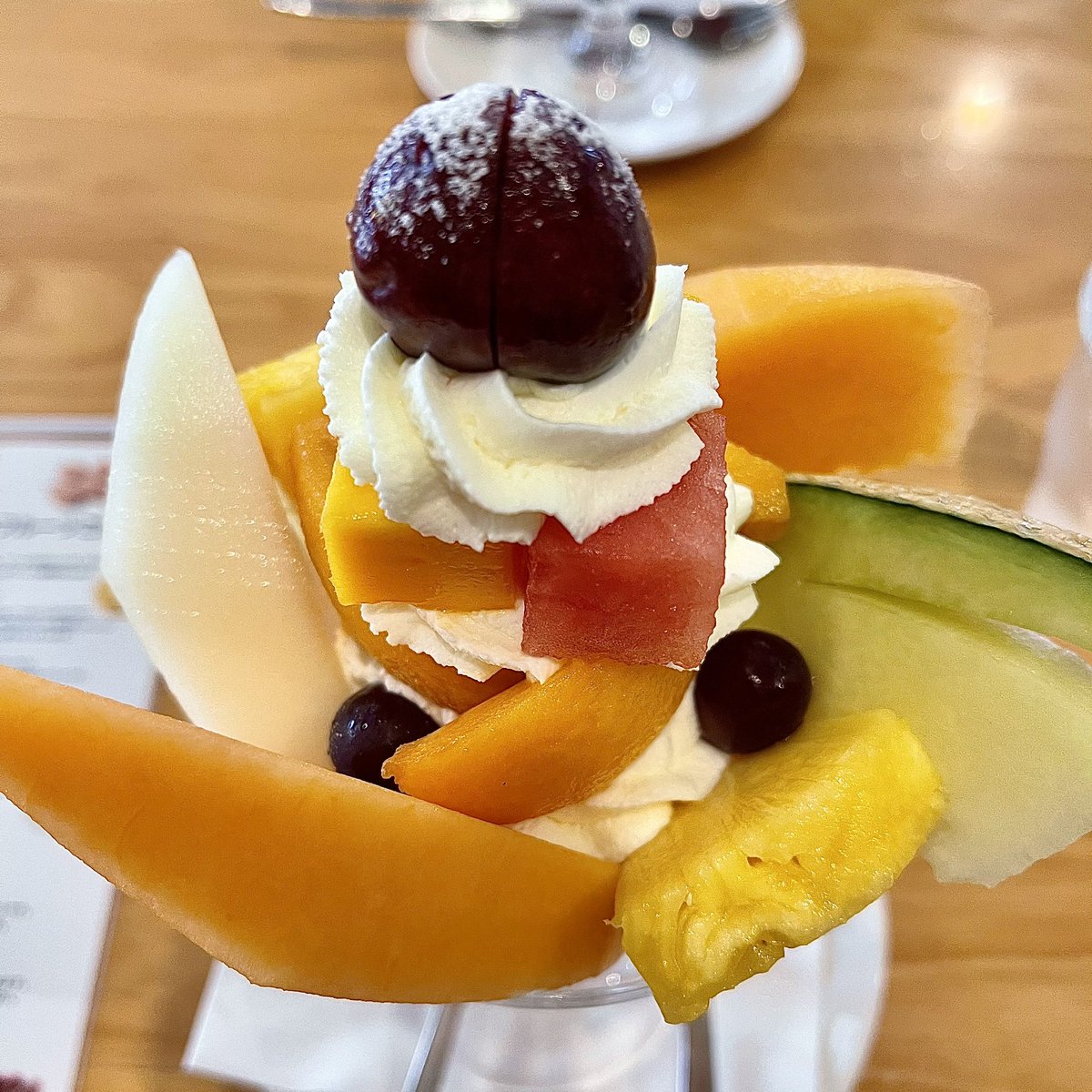 pchie's tweet image. 浅草の『フルーツパーラーゴトウ』さんへ行って来ました♪3月から発売されているクッキー缶（画家の樋上公実子さまのイラスト缶）を買いに〜♡パフェは『9種の果実の初夏色のパフェ』を頂きまシター☆スイカのアイスも入っててゴージャスのデリシャスで大満足デス！