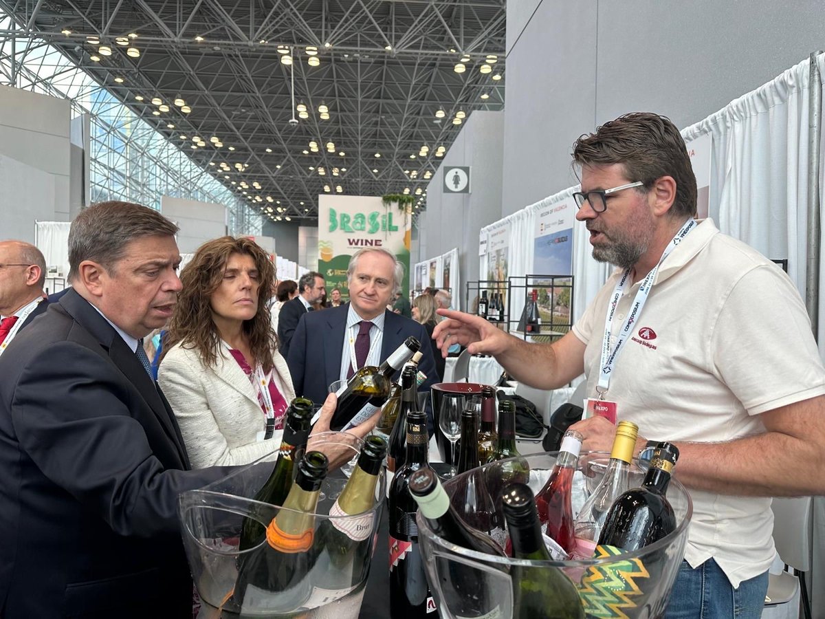 Estamos estos días en Vinexpo NY promocionando nuestros vinos.
Agradecer su visita a nuestro stand al Ministro de Agricultura, Luis Planas Puchades, y a la Embajadora de España en Estados Unidos, Ángela Moreno Bou, que conocían varias de nuestras referencias más emblemáticas.