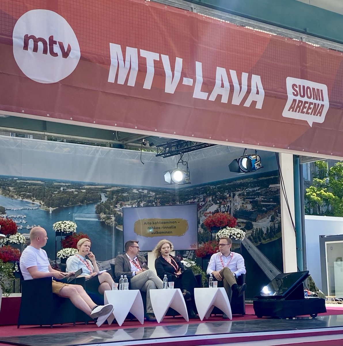 Millainen on tutkimusten mukaan vaikuttava palvelu?

Keskeistä on toiminnan holistisuus: ei keskitytä vain yhteen ongelmaan ja mukana on yhteisö, joka tarjoaa sekä vertaistukea että yksilöllistä tukea, kuvaa ⁦<a href="/vesasarmia/">Vesa Sarmia</a>⁩.

#TsemppiäJaJaxuhaleja
⁦<a href="/SuomiAreena/">SuomiAreena</a>⁩