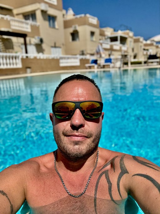 Bisschen planschen #poolday 😎✌🏼💦 https://t.co/HvTGNzPNTh<a href="/tag/poolday"class="tags">#poolday</a>