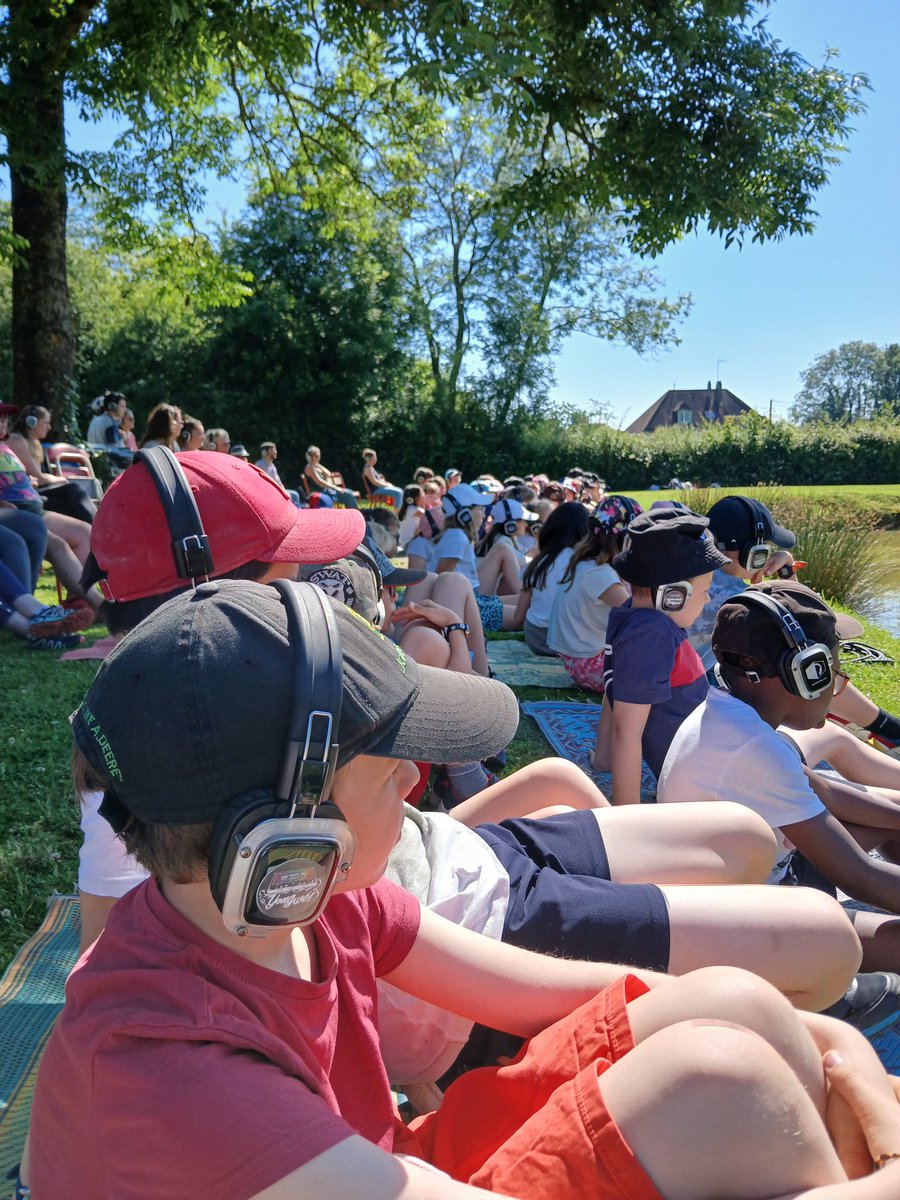 Aujourd'hui, 4 classes du TER étaient à Sap en Auge dans le cadre du Festival de l' eau pour assister à un spectacle de la compagnie Dilo mais aussi à la restitution de leur travail "Création d' un folklore imaginaire " Bravo à tous les élèves, à Medhi et à Clément. #TER