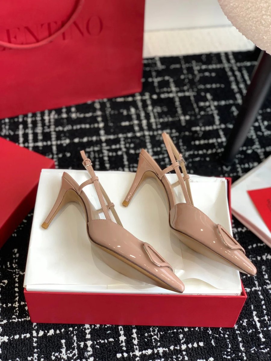 I bought  highheels  brand Valentino ,It felt confort and smart👠👠