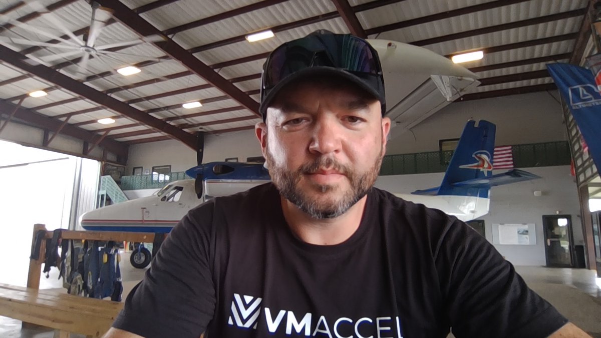 MKOperator's tweet image. Working from the hanger this afternoon @SDSpaceland #houston. Also, my first diveflow jump. ๐ค๐ช
